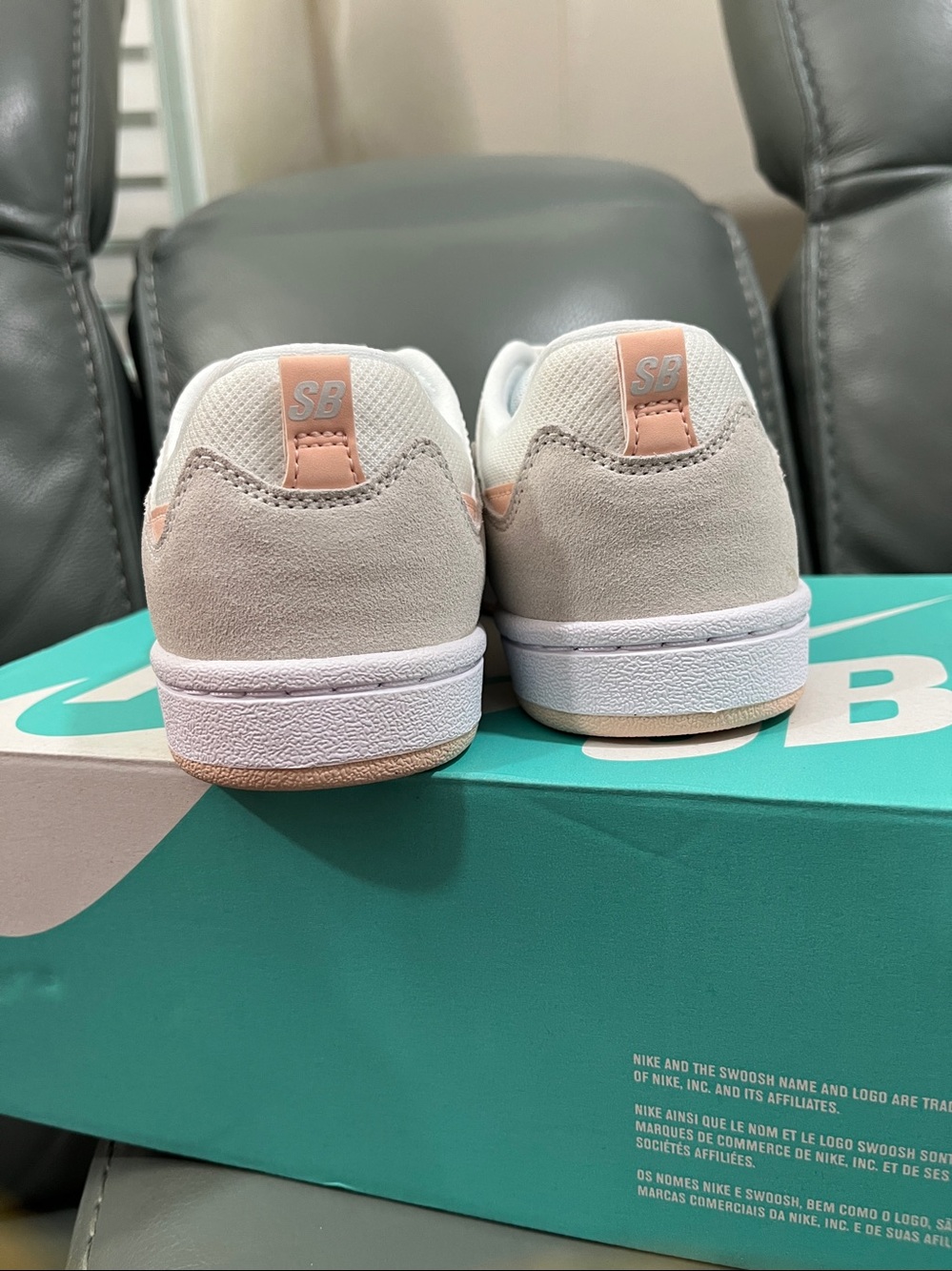 Nike SB Alleyoop Low-Top Sneakers in White and Pale Peach/pink - Picture 4 of 6